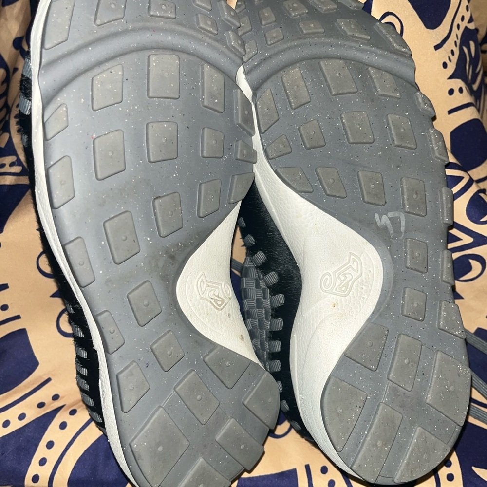 Nike Women's Black and Gray Athletic Shoes - Picture 5 of 7
